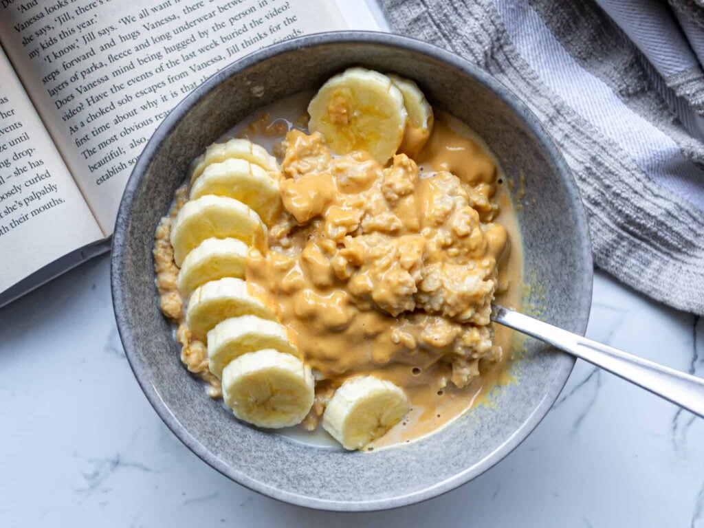 Quick + EASY Peanut Butter Banana Oatmeal {The BEST Recipe